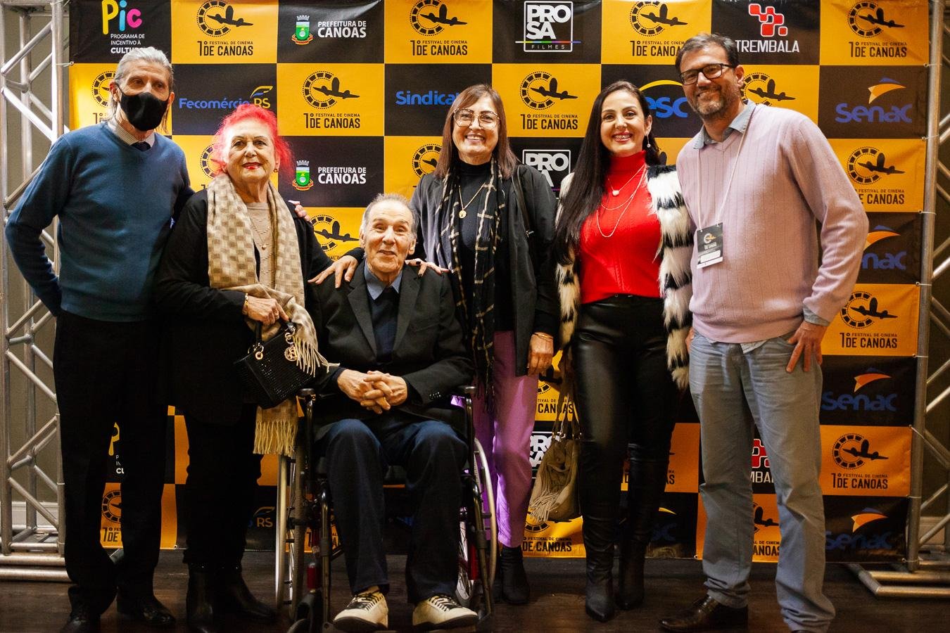 Cineasta Antonio Jesus Pfeil (em cadeira de rodas, rodeado de familiares) recebeu homenagem na quinta-feira &agrave; noite do Fecic