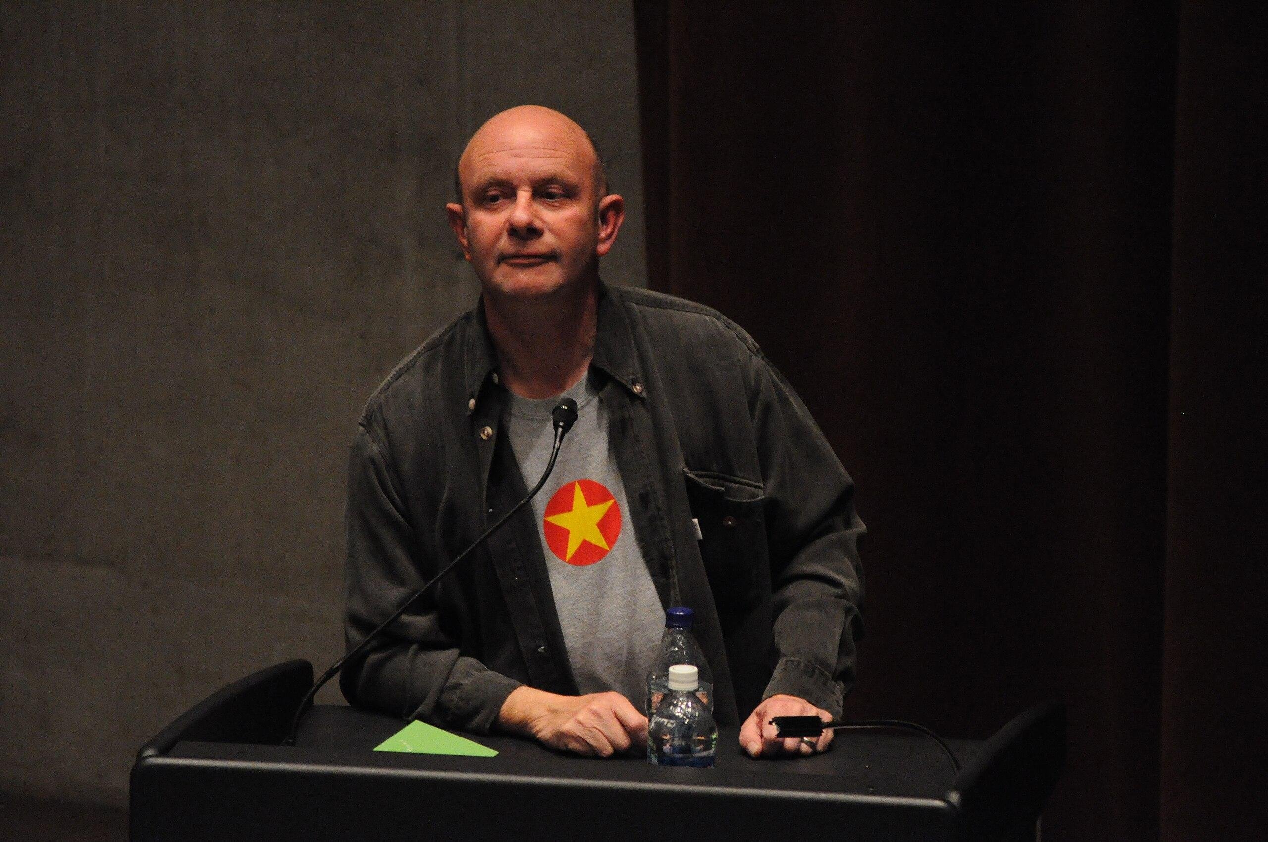Nick Hornby &eacute; o autor de "Slam", livro de 2008 que inspirou o filme "Derrapada" em cartaz nos cinemas