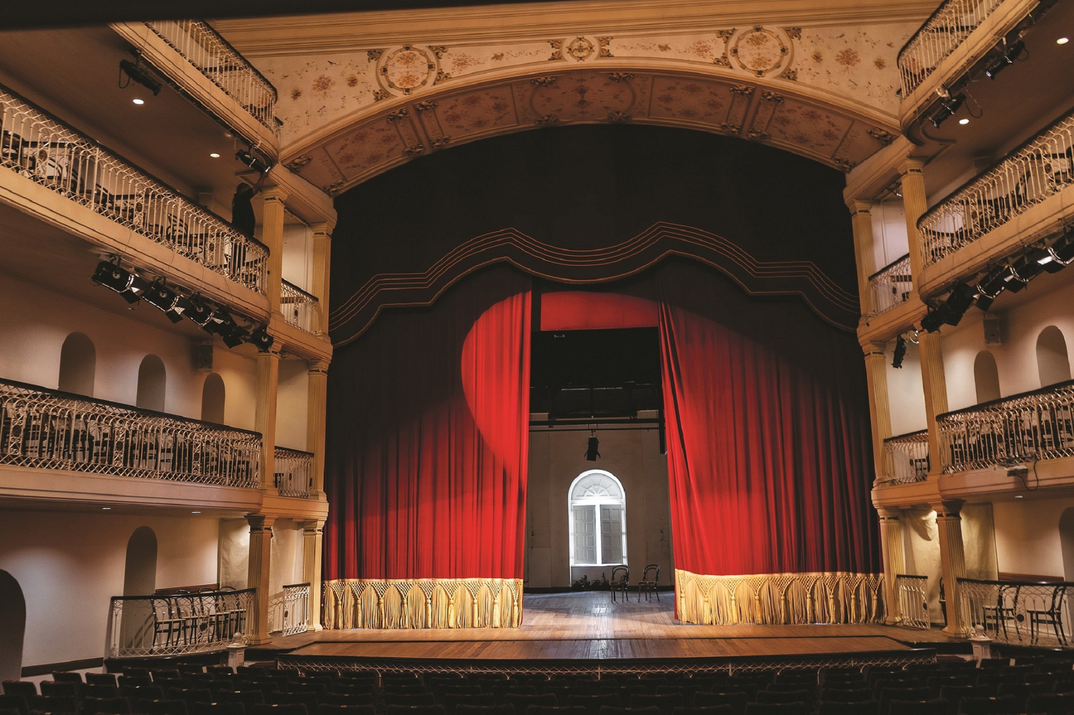 O palco e a plateia do Theatro S&atilde;o Pedro que completa 165 anos