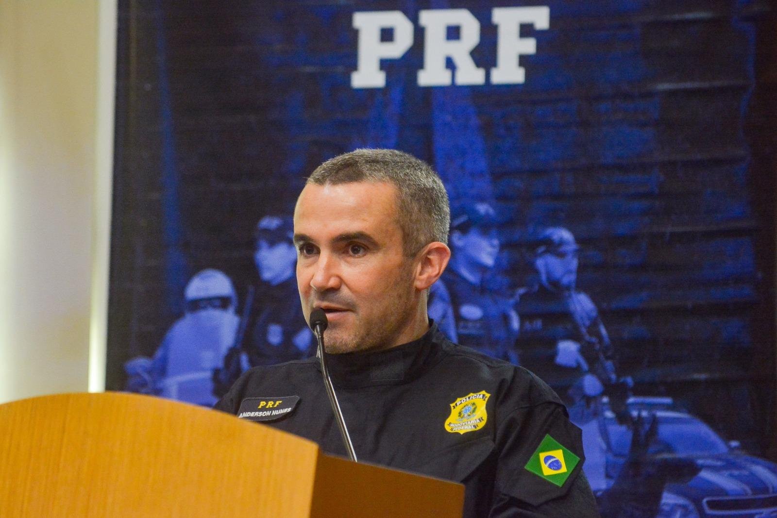 Natural de Rio Grande, Santos iniciou a carreira na PRF em Santana do Livramento