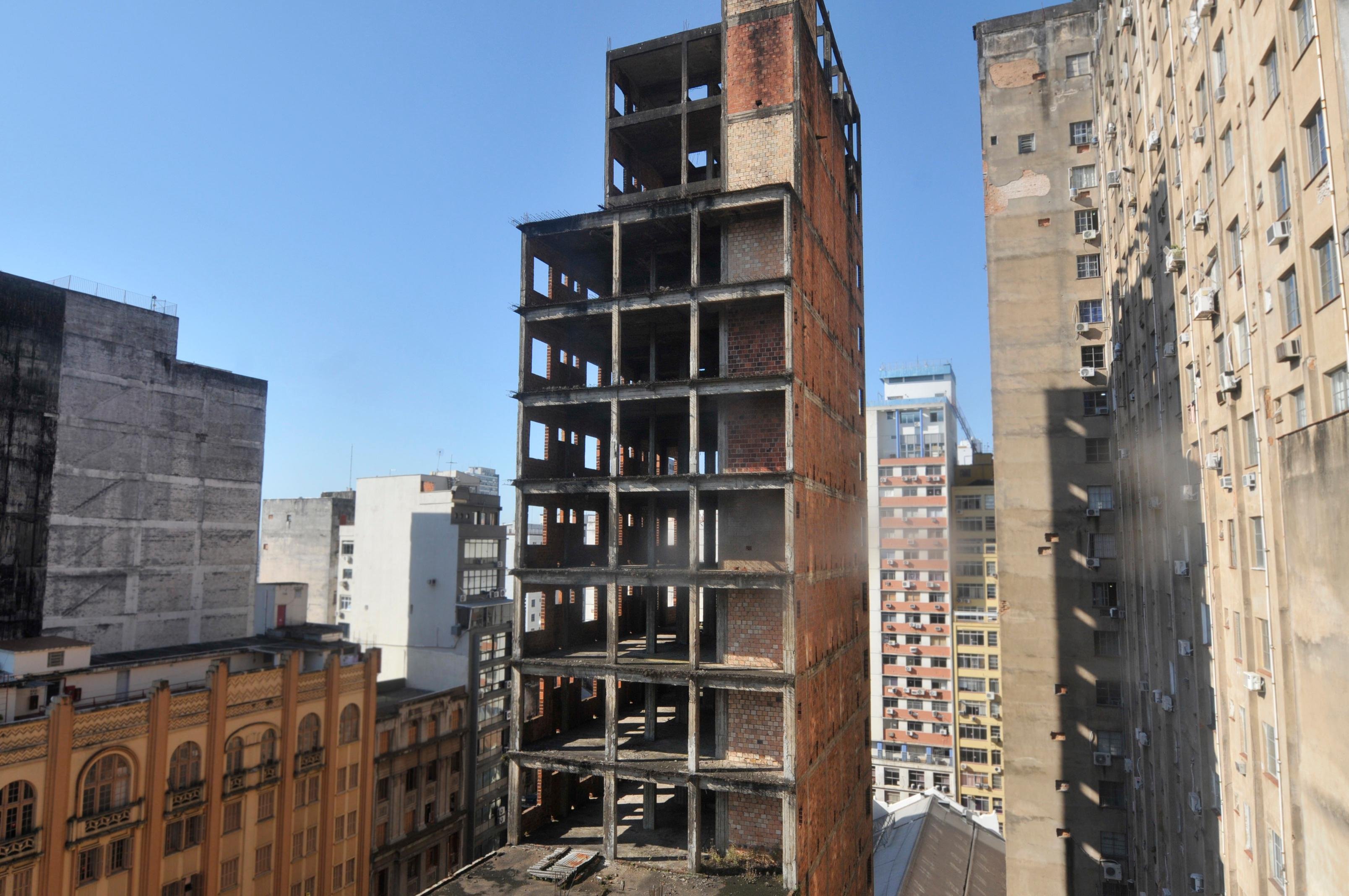 Pr&eacute;dio, constru&iacute;do na d&eacute;cada de 1950, nunca foi conclu&iacute;do