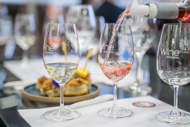 Aulas s&atilde;o te&oacute;ricas e pr&aacute;ticas, com degusta&ccedil;&atilde;o dos vinhos