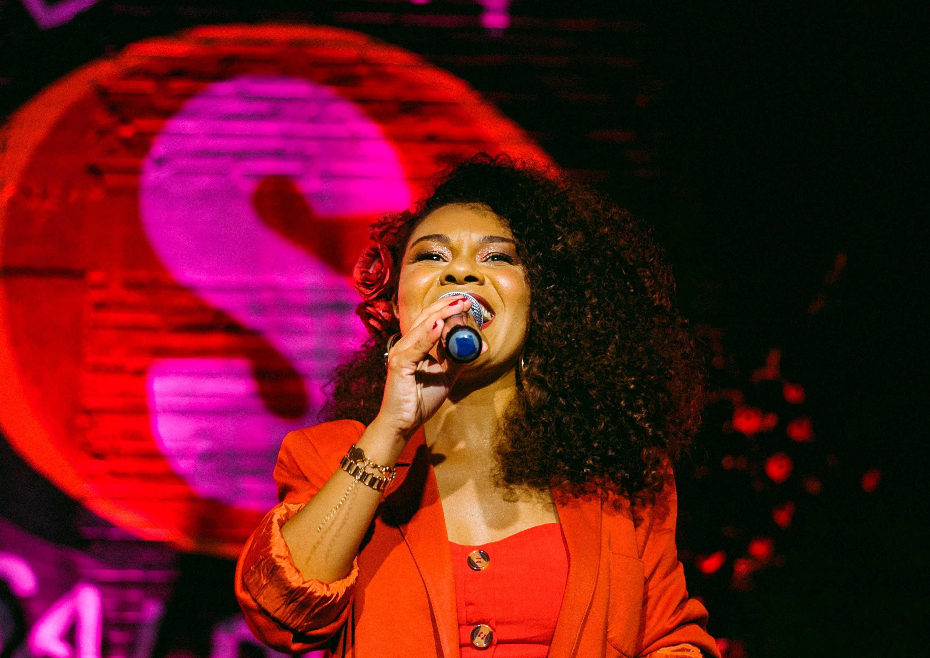 P&acirc;mela Amaro e a roda Herdeiras do Samba