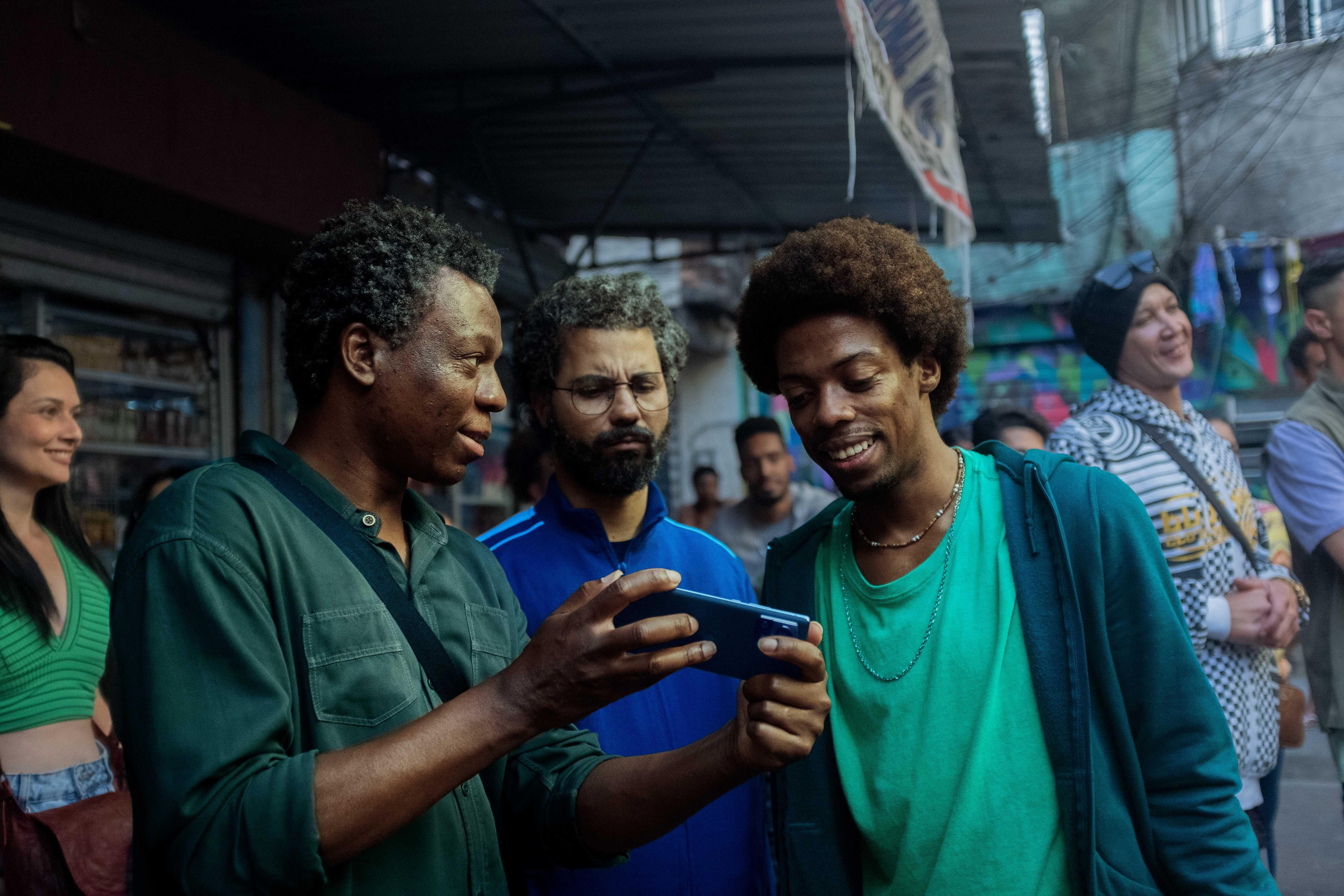 No filme de 14 minutos, 'Buscap&eacute;', interpretado por Alexandre Rodrigues, volta &agrave; Cidade de Deus como fotojornalista profissional