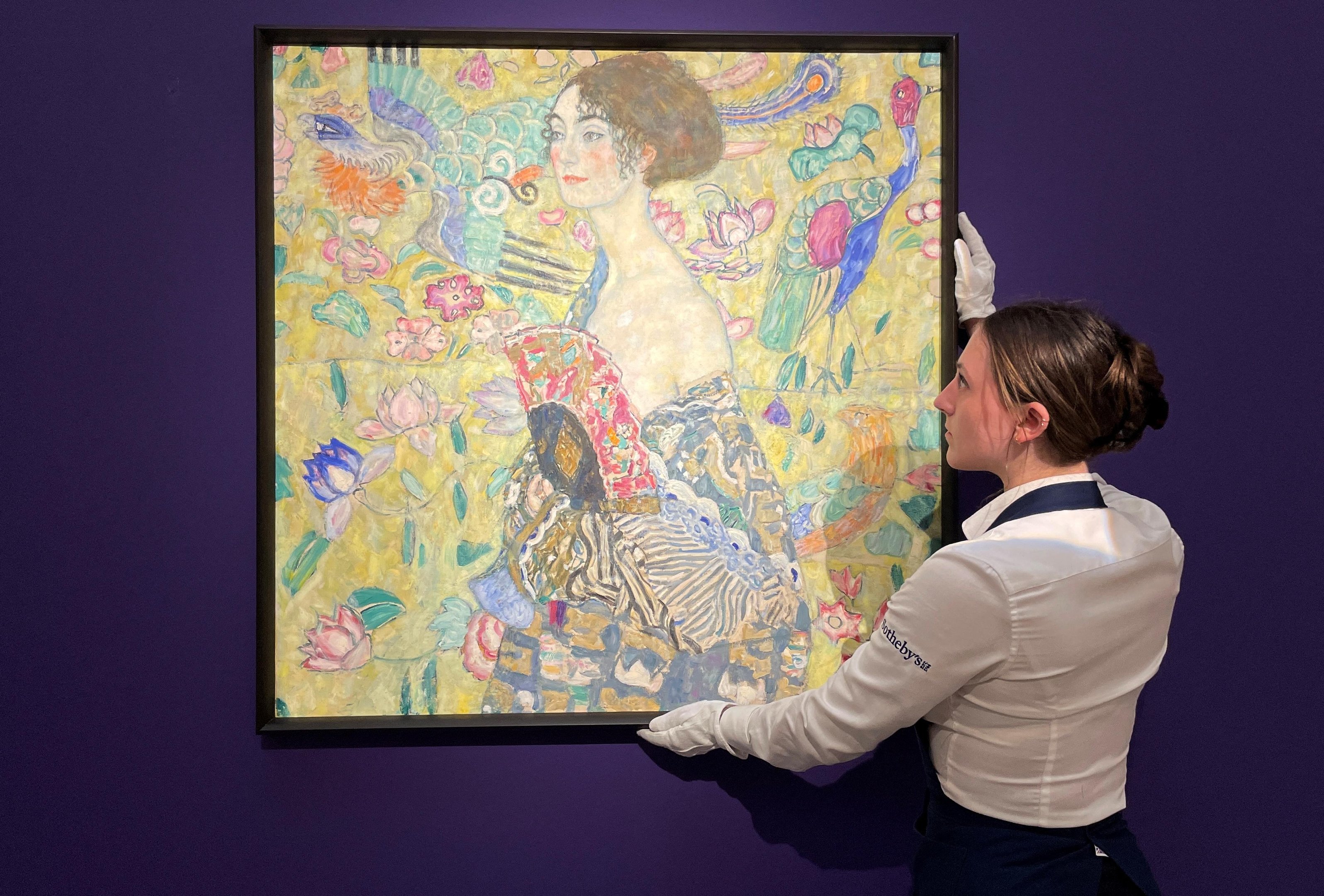 Obra do pintor austr&iacute;aco Gustav Klimt, "Lady with a Fan", quebrou o recorde de um leil&atilde;o europeu em Londres