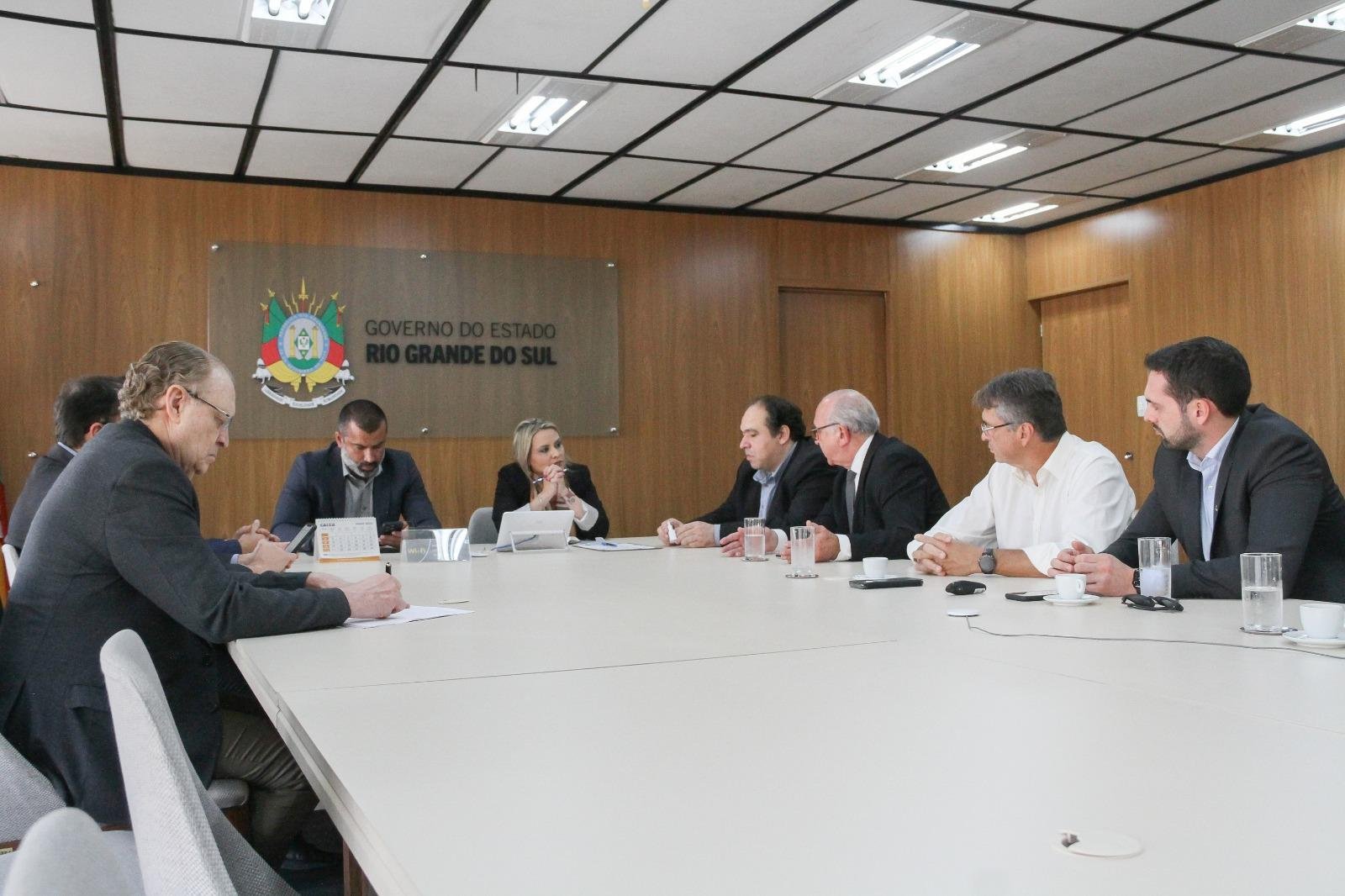 Entidades representativas dos m&eacute;dicos reunidas com representantes do governo.