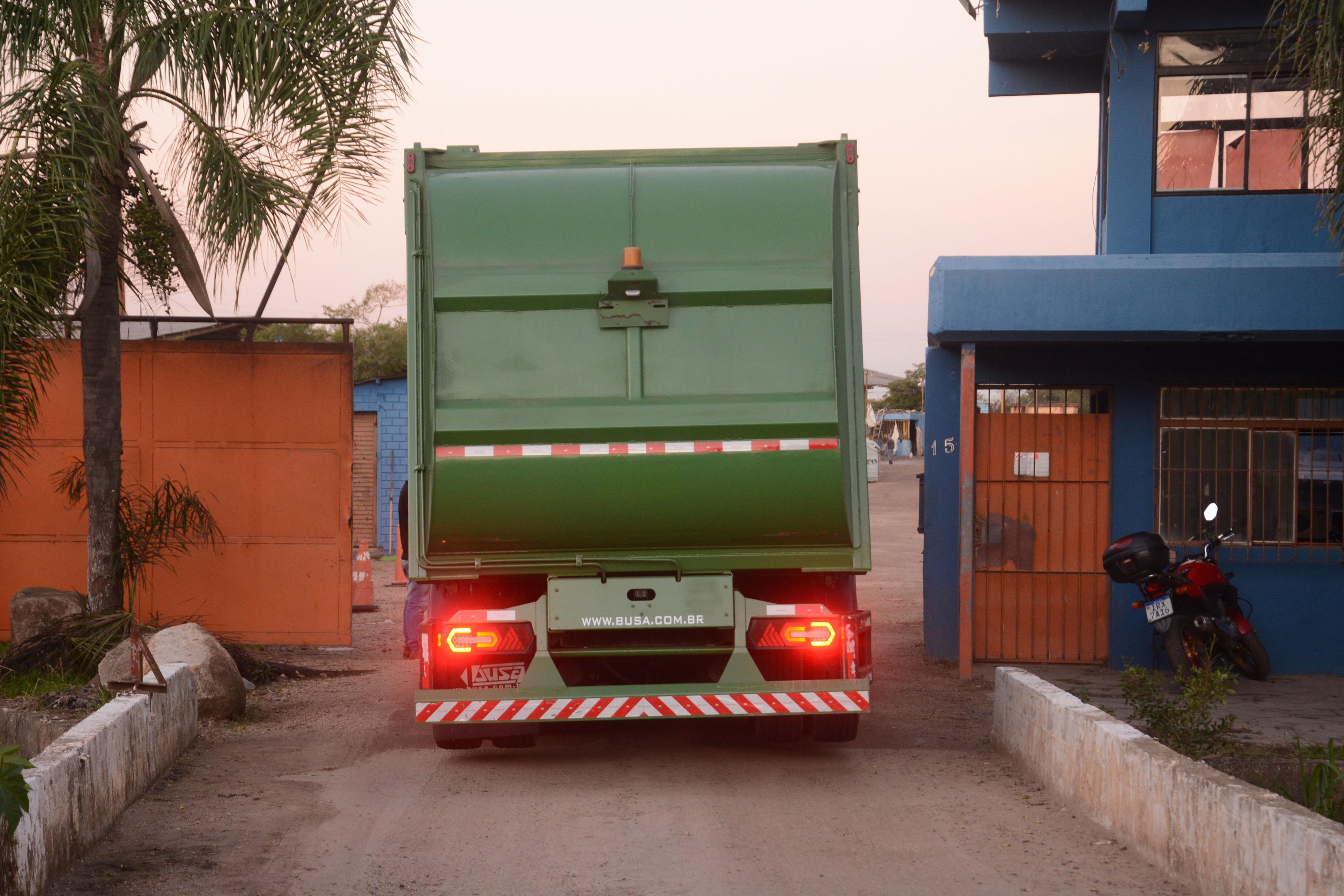 Caminh&atilde;o sem placas circulava pela zona Norte at&eacute; a garagem do cons&oacute;rcio.
