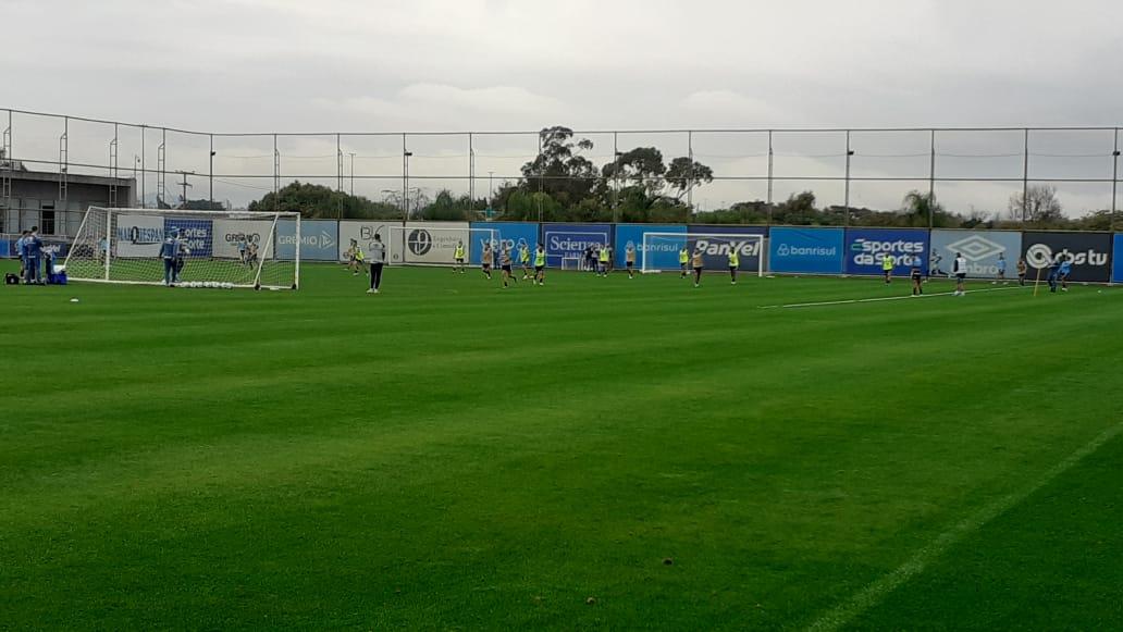 Renato comandou treino em campo reduzido nesta quarta-feira