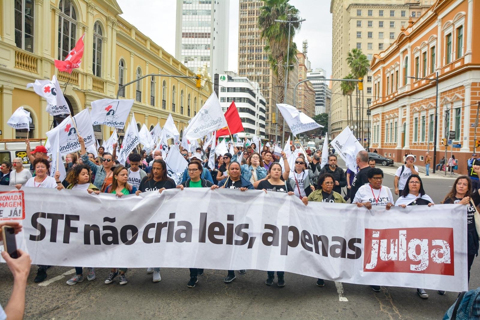 Centenas de pessoas participaram do ato na manh&atilde; desta quarta-feira