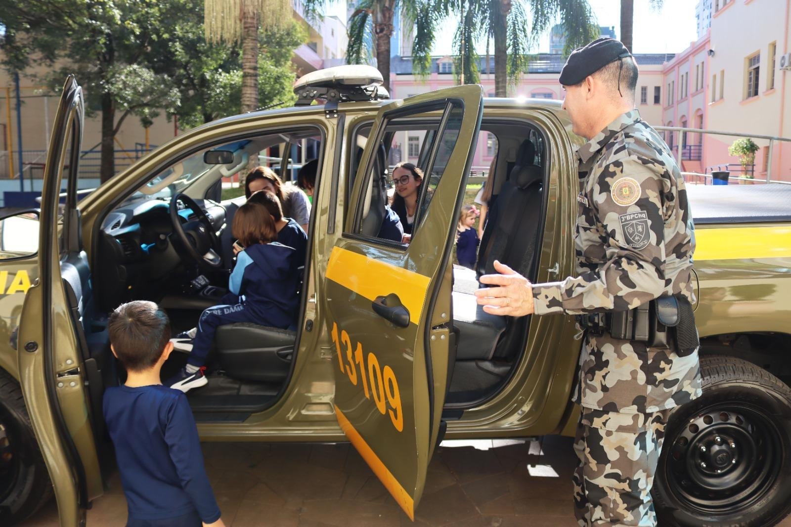 Os alunos tamb&eacute;m puderam conhecer alguns dos equipamentos de trabalho e a viatura.