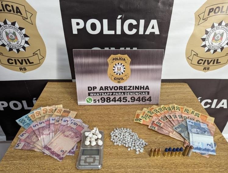 Na opera&ccedil;&atilde;o tamb&eacute;m foi  localizado e apreendido o ve&iacute;culo utilizado no crime, pedras de crack, buchas de coca&iacute;na, muni&ccedil;&otilde;es e dinheiro