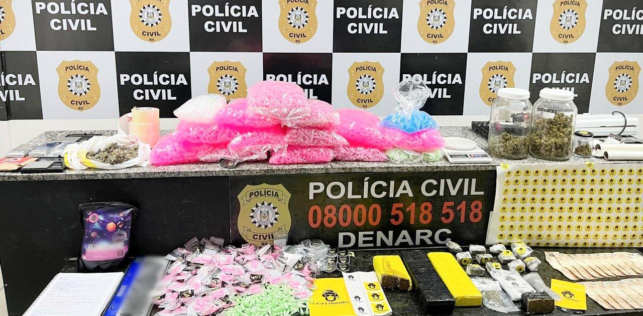 Houve recolhimento de quatro quilos de maconha, inclusive do tipo camar&atilde;o, al&eacute;m de pinos de coca&iacute;na embaladas, embalagens, pinos vazios, R$ 1 mil em dinheiro e cinco balan&ccedil;as de precis&atilde;o