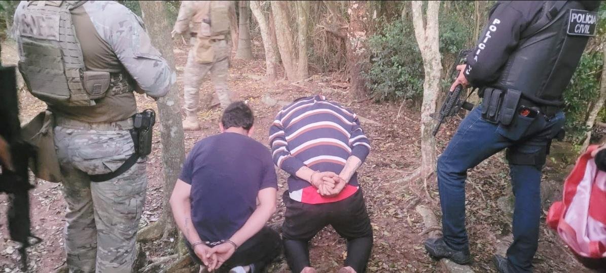 Um seguran&ccedil;a do suspeito foi detido ap&oacute;s tentativa de fuga pelo mato