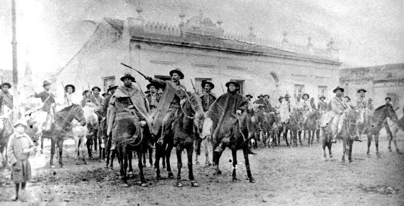 Revolucion&aacute;rios receberam flores na passagem por Triunfo