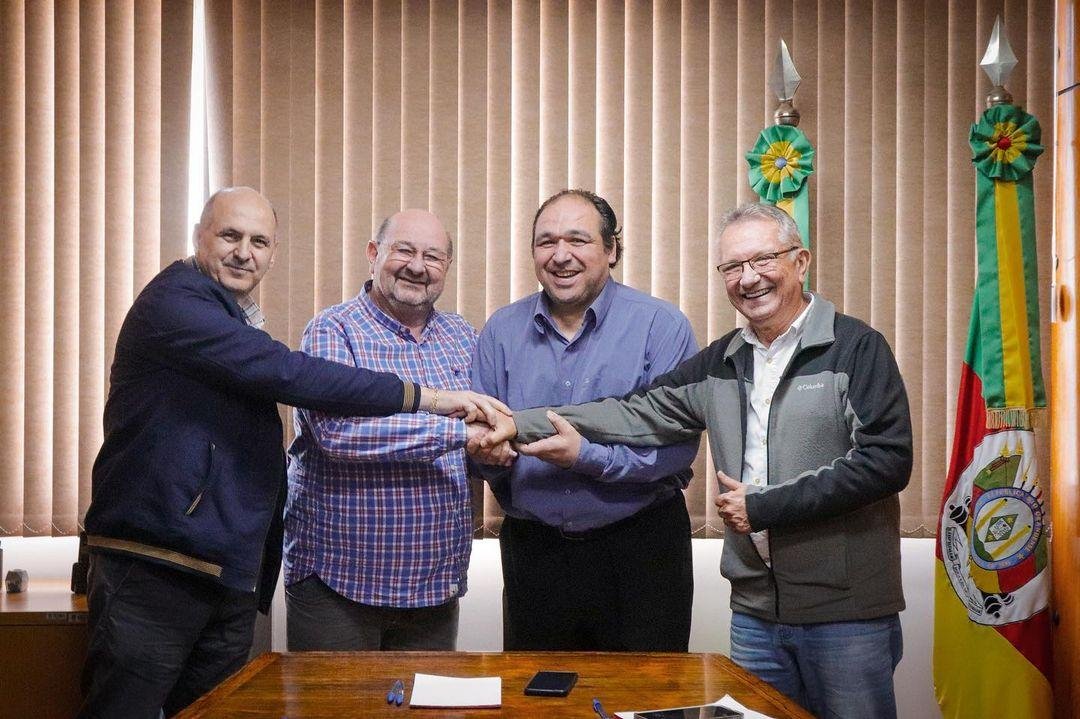 Pr&eacute;-candidatura foi anunciada por lideran&ccedil;as do partido, incluindo o presidente da sigla, Luiz Carlos Busato (&agrave; direita)