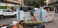 Porto Alegre enfrenta problemas recorrentes de pontos com contêineres transbordando lixo.