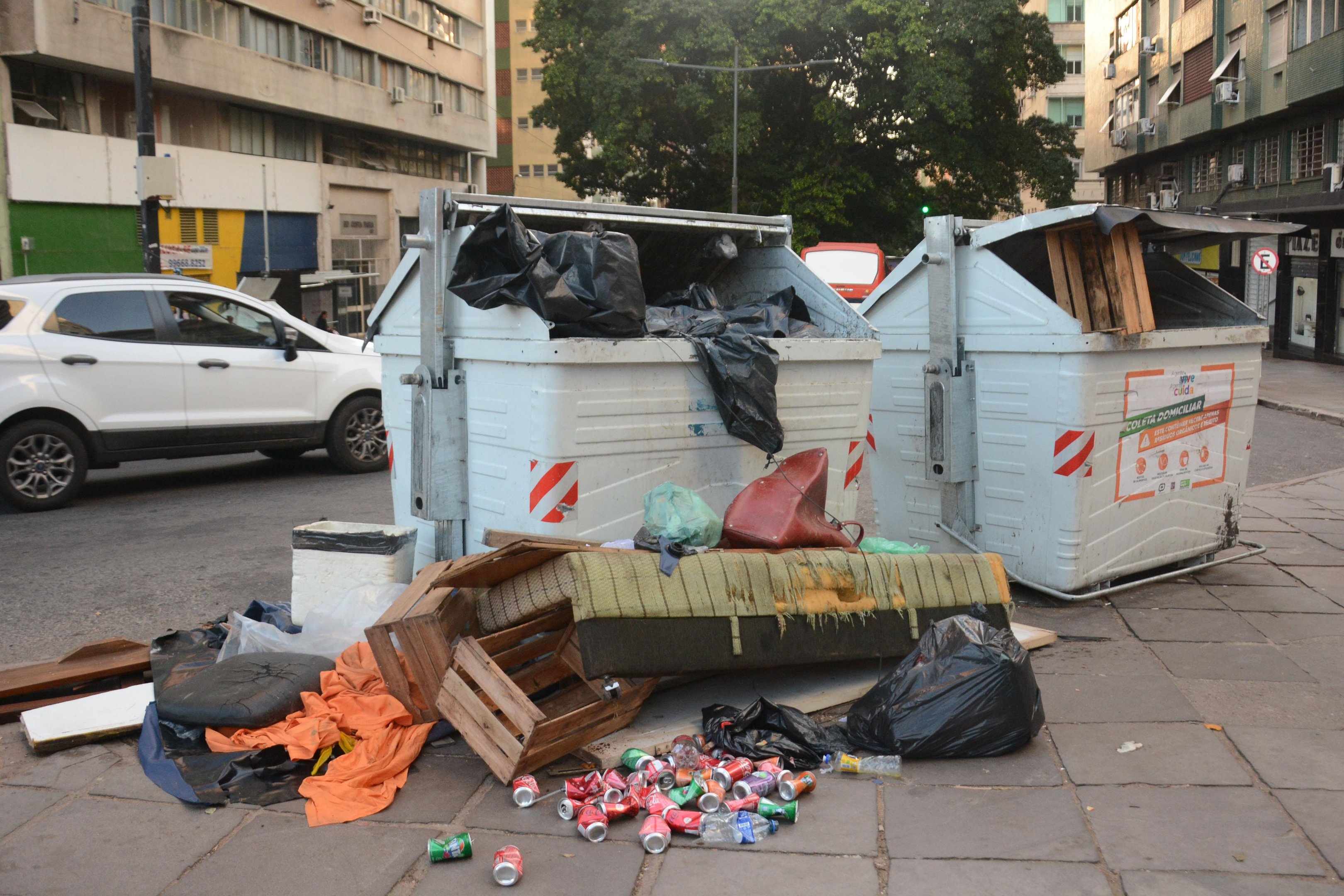Porto Alegre enfrenta problemas recorrentes de pontos com cont&ecirc;ineres transbordando lixo.
