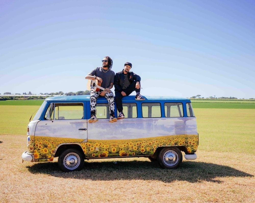 Julies e Andr&eacute; Mastiga no set do clipe de 'Fruta Proibida' que chega nesta sexta &agrave;s plataformas