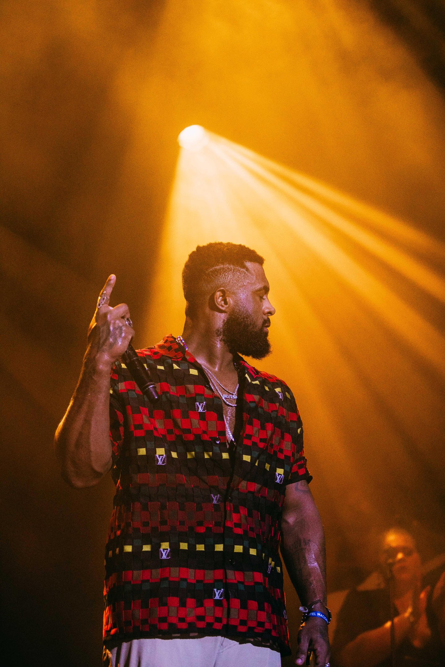 Baco cantar&aacute; hits como "20 Liga&ccedil;&otilde;es", "Samba em Paris" e "Dois Amores"