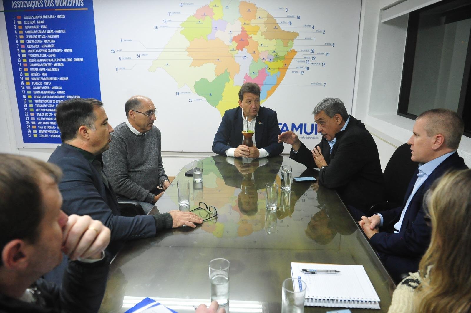 Uma comitiva ga&uacute;cha deve ir a Bras&iacute;lia na segunda-feira para conversar com a bancada ga&uacute;cha sobre os impactos da reforma tribut&aacute;ria e solicitar que o projeto n&atilde;o seja votado da maneira como est&aacute; proposto.