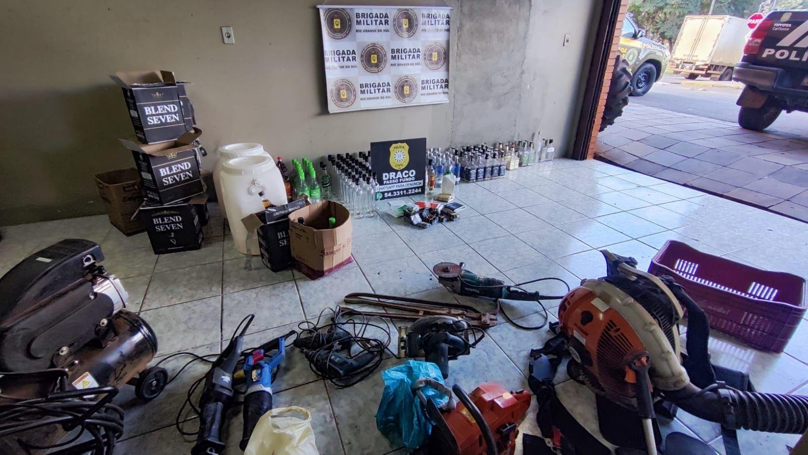 Entre os itens apreendidos estavam diversas garrafas e r&oacute;tulos de bebidas e muni&ccedil;&otilde;es