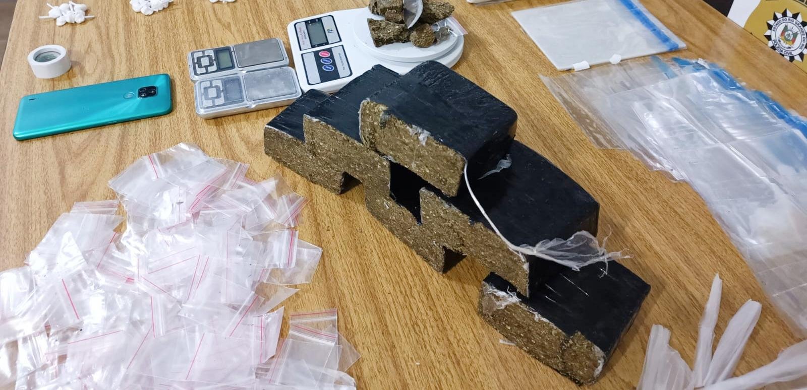 Maconha, coca&iacute;na e dinheiro foram recolhidos
