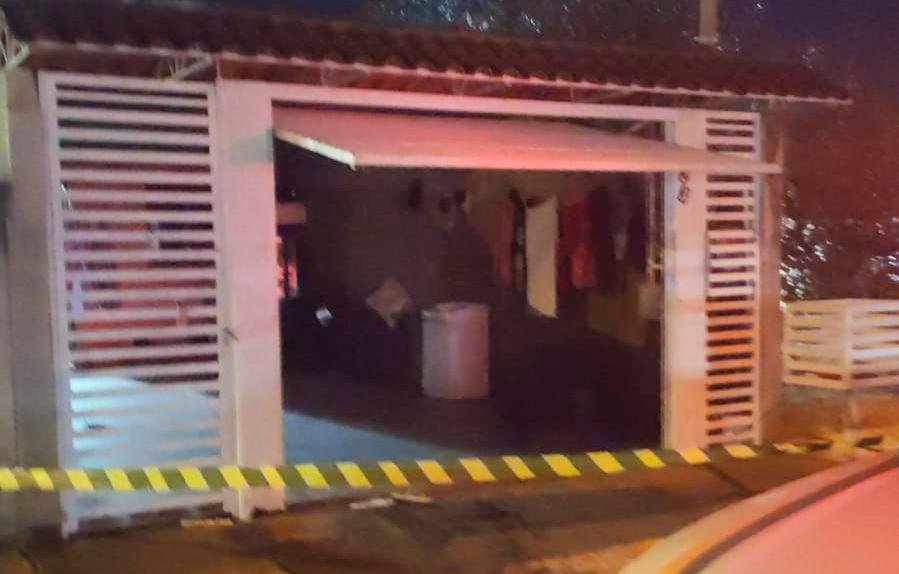 Uma adolescente, de 14 anos, filha de um dos baleados, ficou ferida