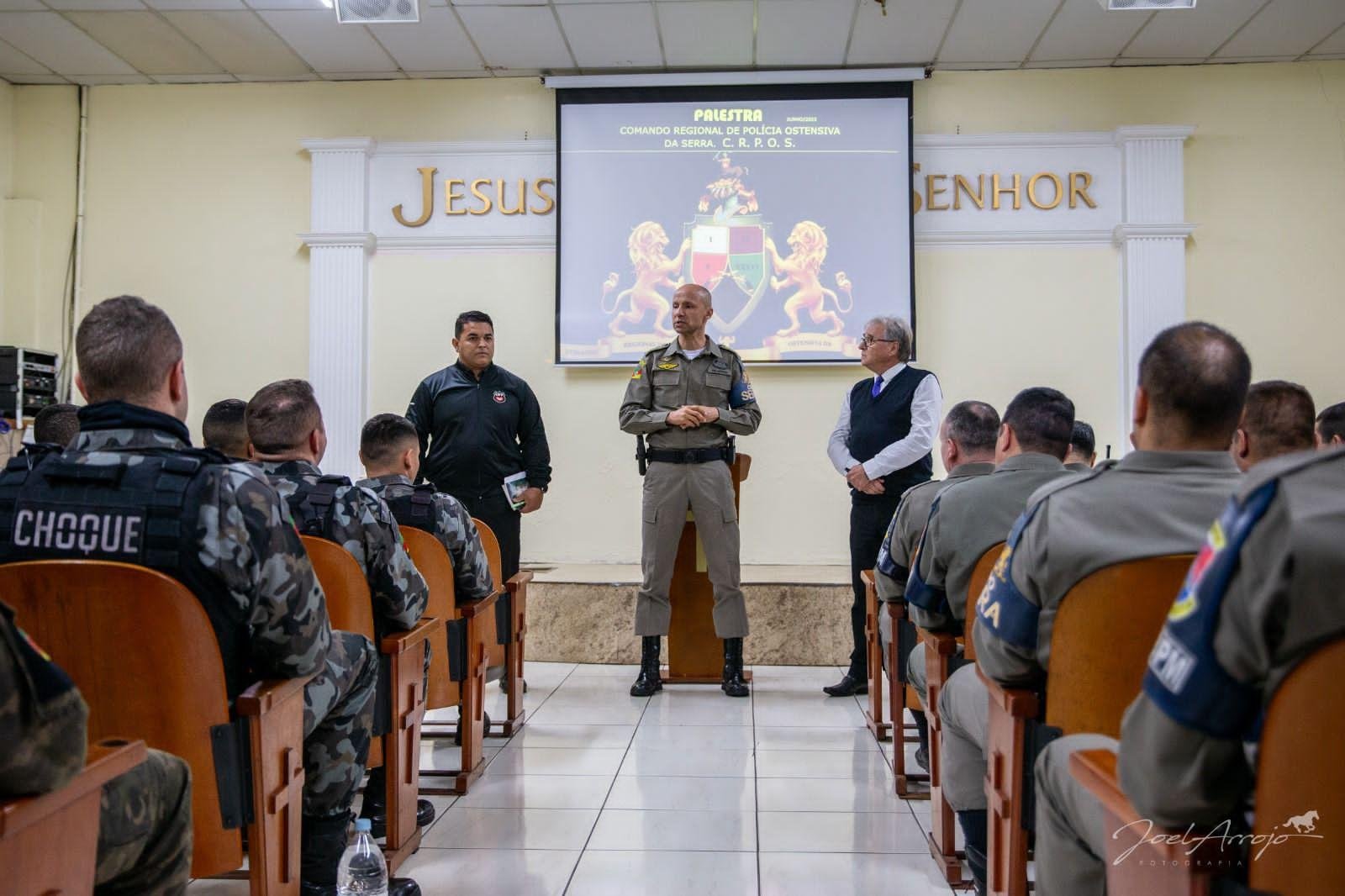 Psic&oacute;logo Carlos Kern palestrou sobre a S&iacute;ndrome de Burnout e a Depress&atilde;o para policiais do Comando Regional de Pol&iacute;cia Ostensiva da Serra na Universal de Caxias do Sul
