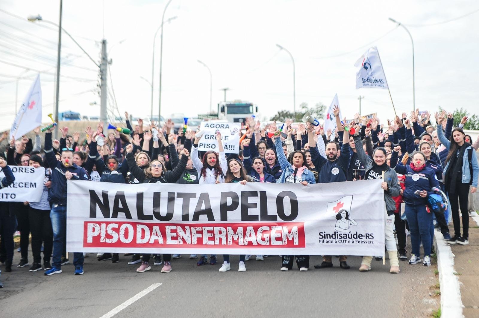 Em Canoas, mais de cem pessoas sa&iacute;ram da Prefeitura e foram rumo &agrave; Secretaria de Sa&uacute;de