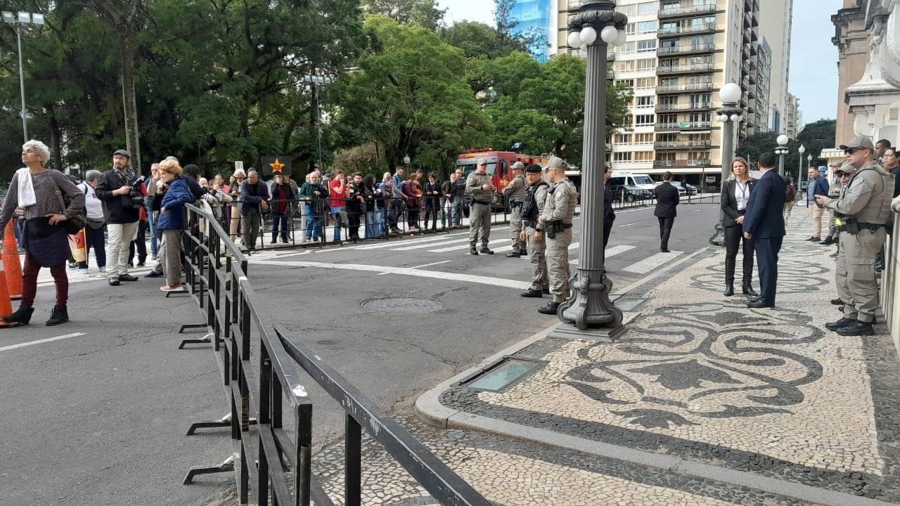 No lado de fora do Piratini, um pequeno grupo aguardou a chegada de Lula