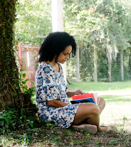 A escritora, psic&oacute;loga e psicanalista Taiasmin Ohnmacht explora o futuro de forma especulativa em seu novo romance publicado pela editora Diadorim