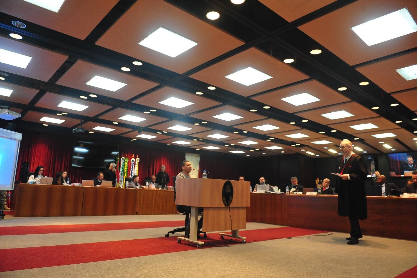 Juraci Oliveira da Silva, conhecido como Jura, acusado de planejar o homic&iacute;dio, foi o segundo a ser ouvido. Ele afirmou que n&atilde;o conhecia o m&eacute;dico Becker e admitiu ter tido contato com Bayard em datas pr&oacute;ximas ao crime, mas apenas para tratar sobre os procedimentos m&eacute;dicos que ele teria realizado.