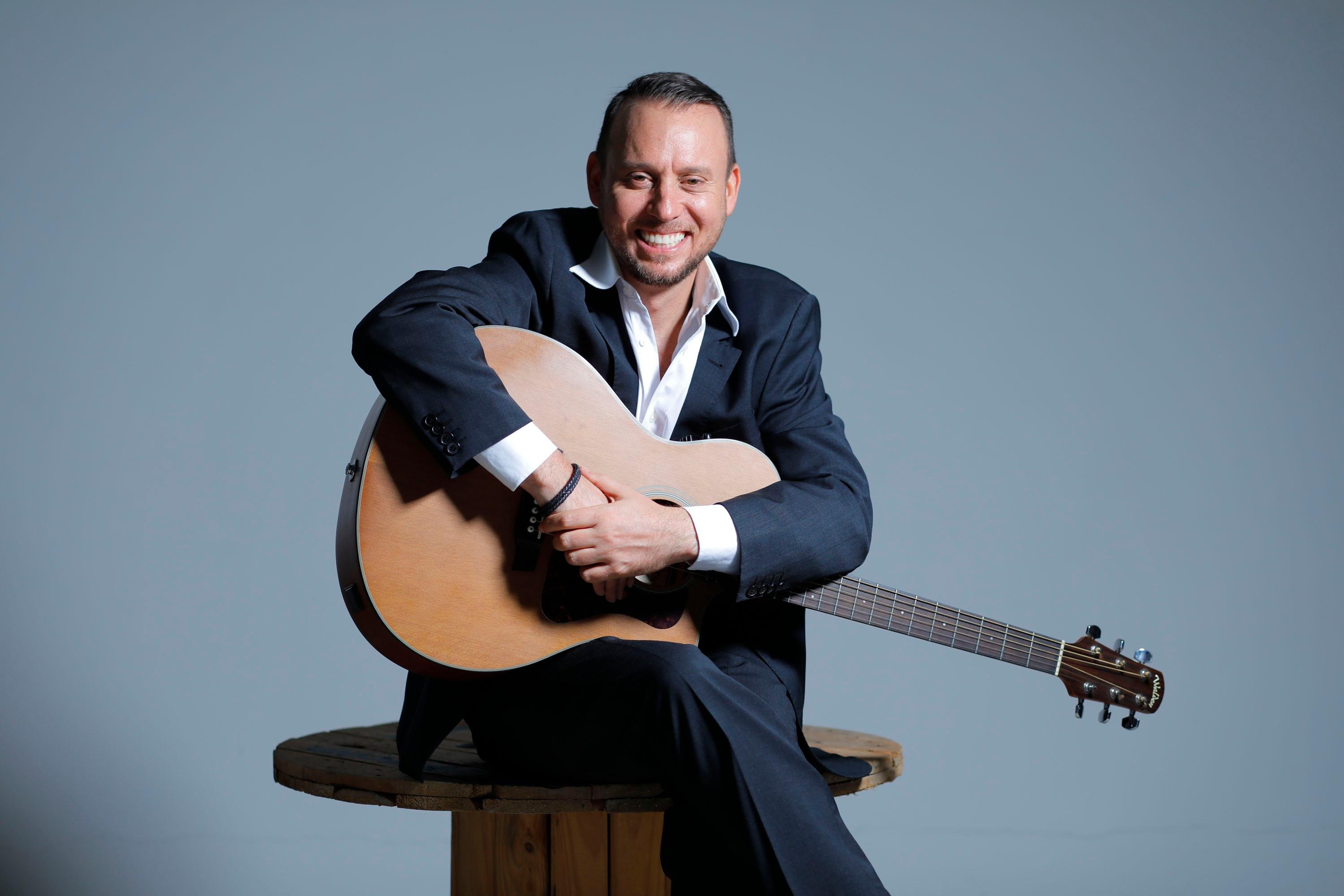Edu Berd&iacute; centra o show nas can&ccedil;&otilde;es do &aacute;lbum "Quase Paralelas" e em algumas releituras do primeiro disco e m&uacute;sicas de outros compositores