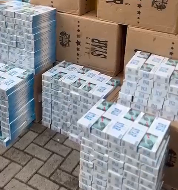 Policiais da PRF apreenderam cerca de 10 mil ma&ccedil;os de cigarros contrabandeados.