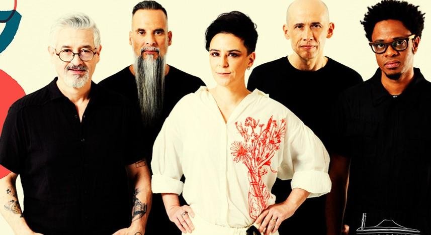 A banda mineira Pato Fu faz show com seus hits e releituras