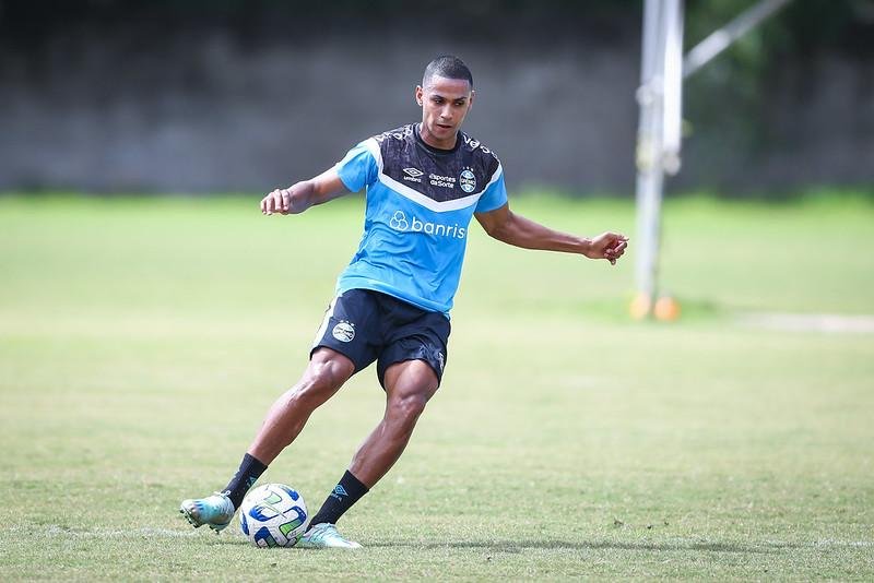 Na Bahia, jogador treinou normalmente com elenco nesta segunda-feira