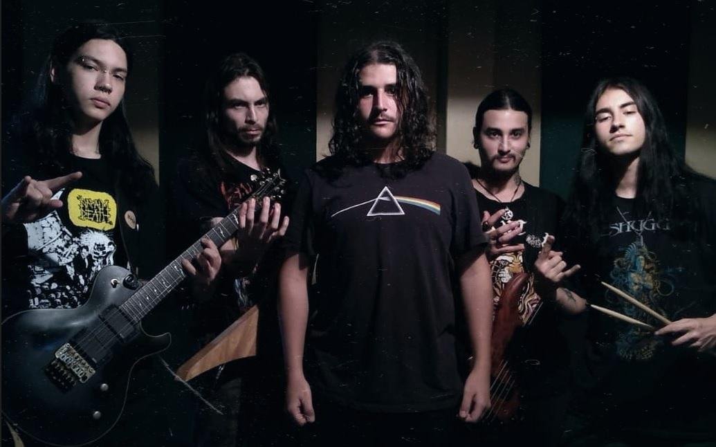 A Psycho Decadence aposta na energia e breakdowns do Deathcore com a melodia e a agressividade do Black Metal, criando uma sonoridade diversificada e moderna