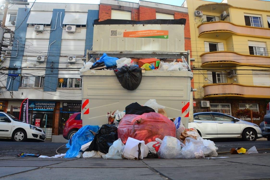 Enquanto n&atilde;o h&aacute; solu&ccedil;&atilde;o definitiva, pontos de Porto Alegre seguem com cont&ecirc;ineres transbordando lixo.