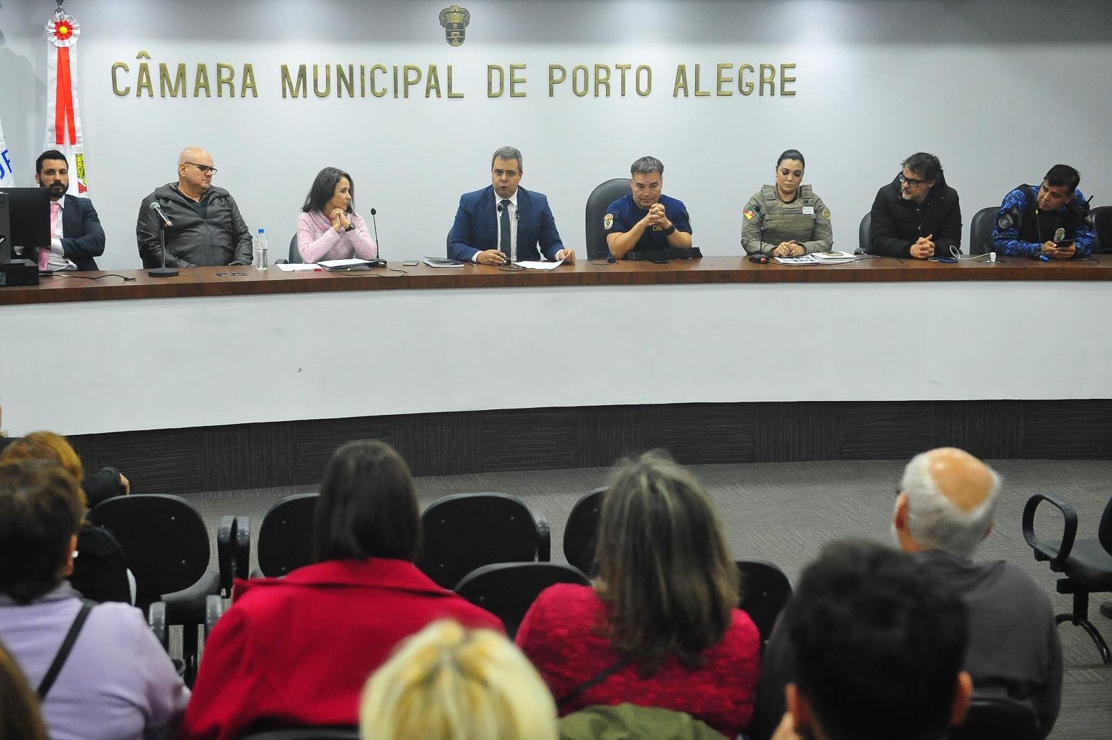 O vereador Pablo Melo intermediou a reuni&atilde;o na C&acirc;mara Municipal com representantes de &oacute;rg&atilde;os de seguran&ccedil;a, mobilidade urbana, limpeza e procuradoria geral do munic&iacute;pio com o objetivo de discutir e buscar solu&ccedil;&otilde;es para os problemas enfrentados no local.