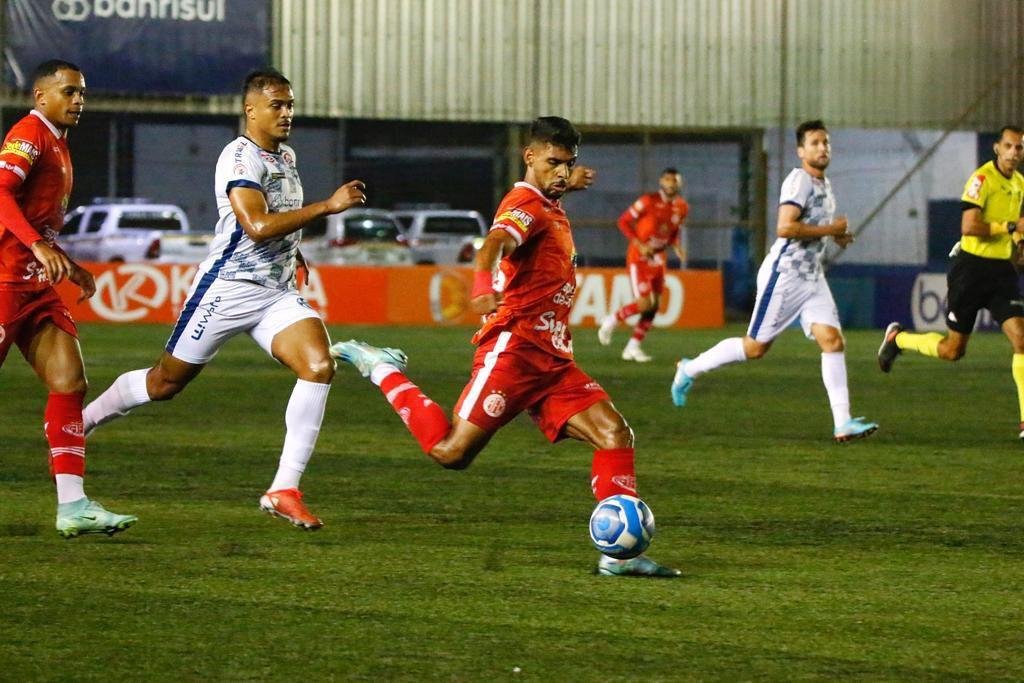 Zequinha encaixou marca&ccedil;&atilde;o e levou a melhor na bola parada