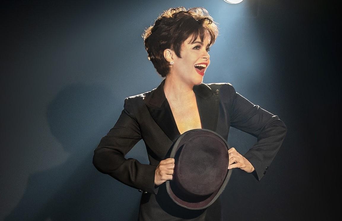 Luciana Braga, acompanhada de m&uacute;sicos, canta ao vivo cl&aacute;ssicos como 'Over The Rainbow'