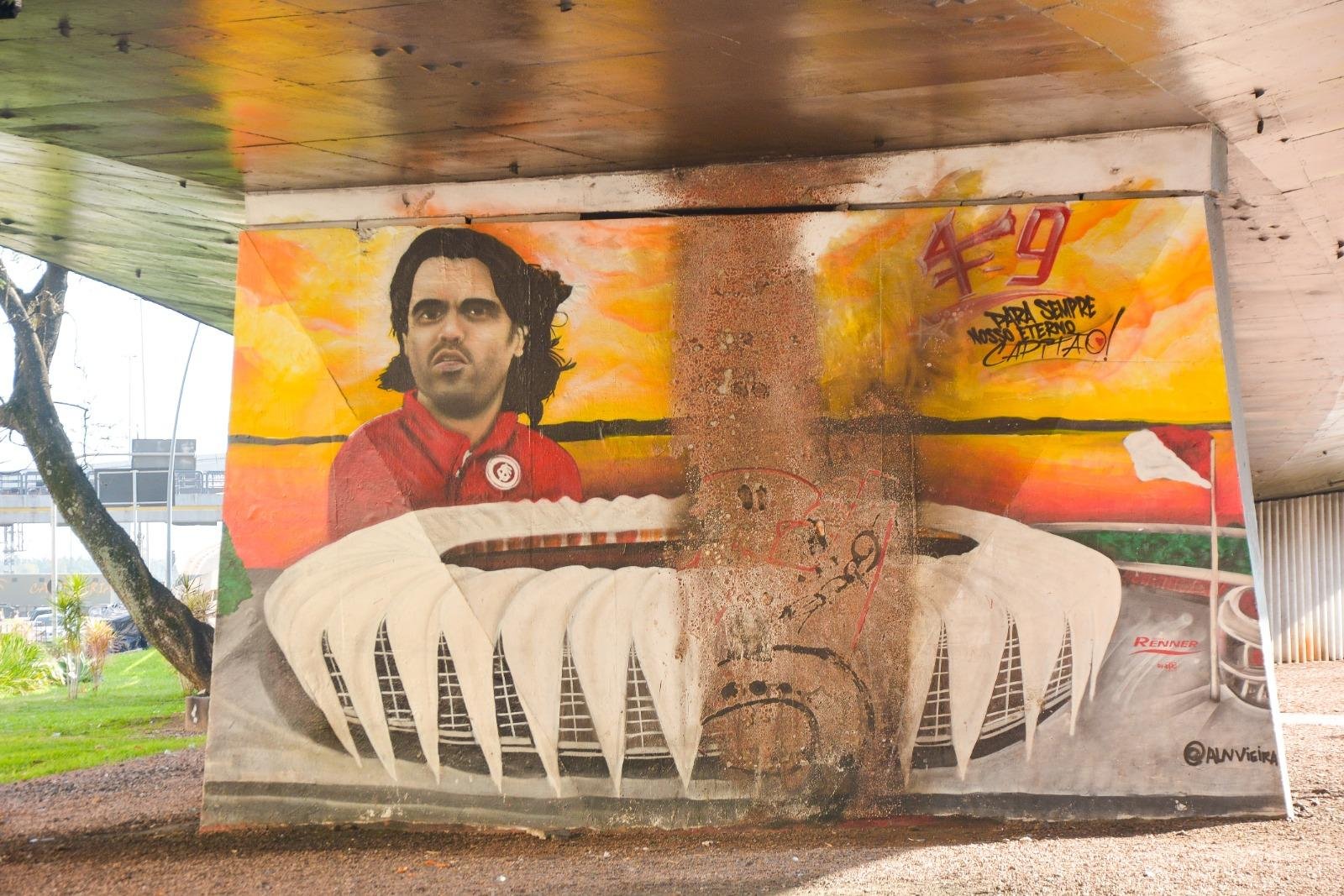 Grafite que ilustra o Est&aacute;dio Beira-Rio e tem a imagem do &iacute;dolo colorado est&aacute; deteriorado
