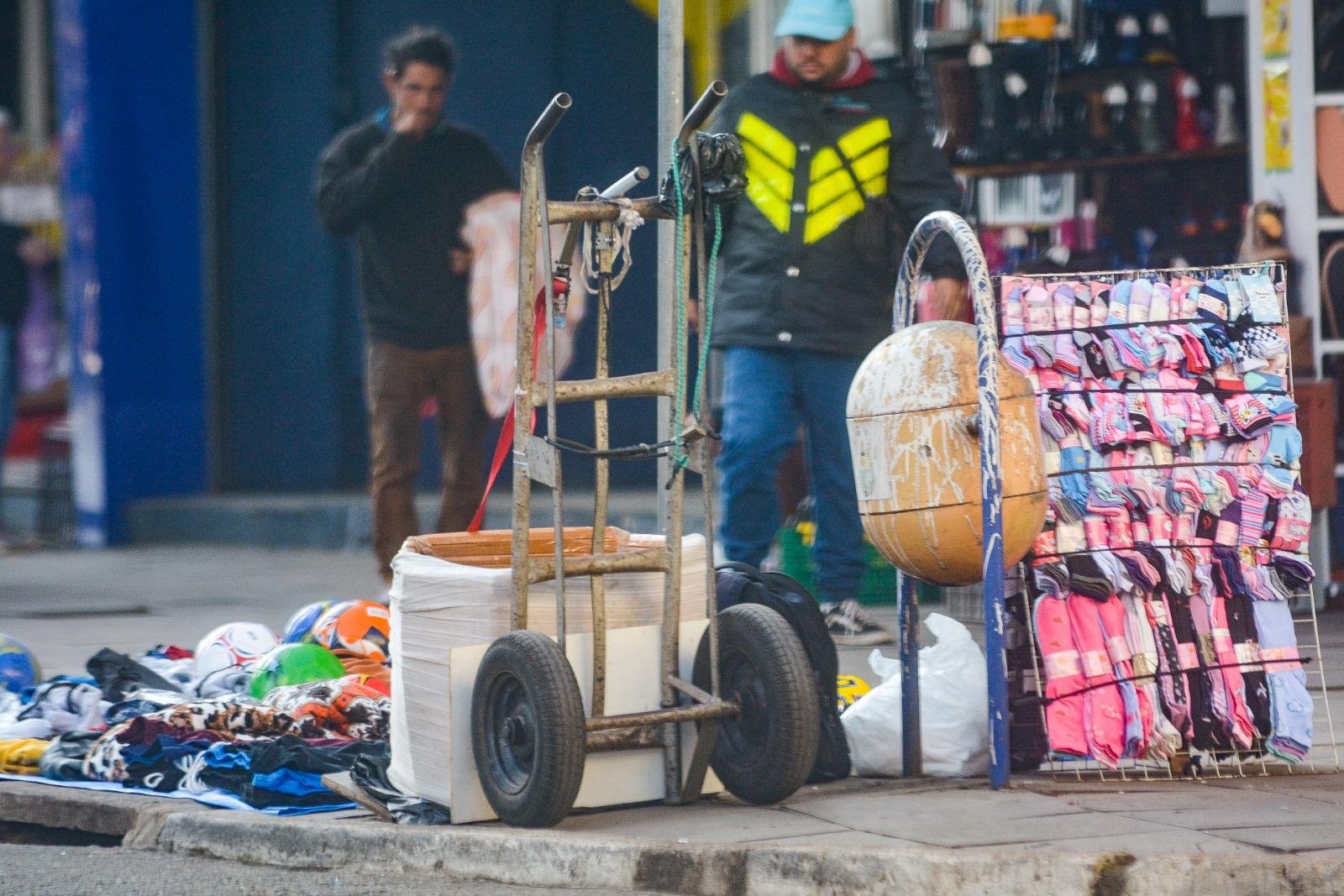 Ambulantes mant&eacute;m produtos expostos na cal&ccedil;ada na avenida J&uacute;lio de Castilhos