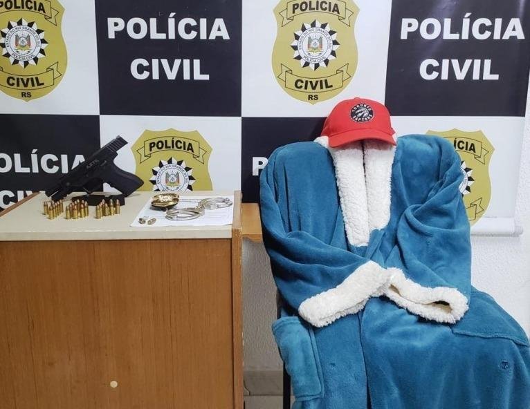 Durante a a&ccedil;&atilde;o foram encontrados uma arma de fogo com numera&ccedil;&atilde;o raspada, muni&ccedil;&otilde;es, um roup&atilde;o azul e um bon&eacute; vermelho que foram utilizados por um dos suspeitos flagrados pelas c&acirc;meras de seguran&ccedil;a.