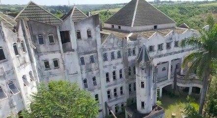 Conforme a descri&ccedil;&atilde;o da empresa leiloeira, o im&oacute;vel aparenta estado de abandono, com janelas quebradas e picha&ccedil;&otilde;es nos muros
