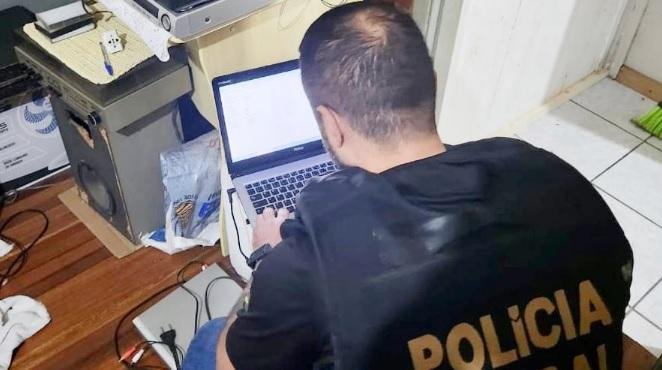 Os agentes cumpriram um mandado de busca e apreens&atilde;o na resid&ecirc;ncia do investigado