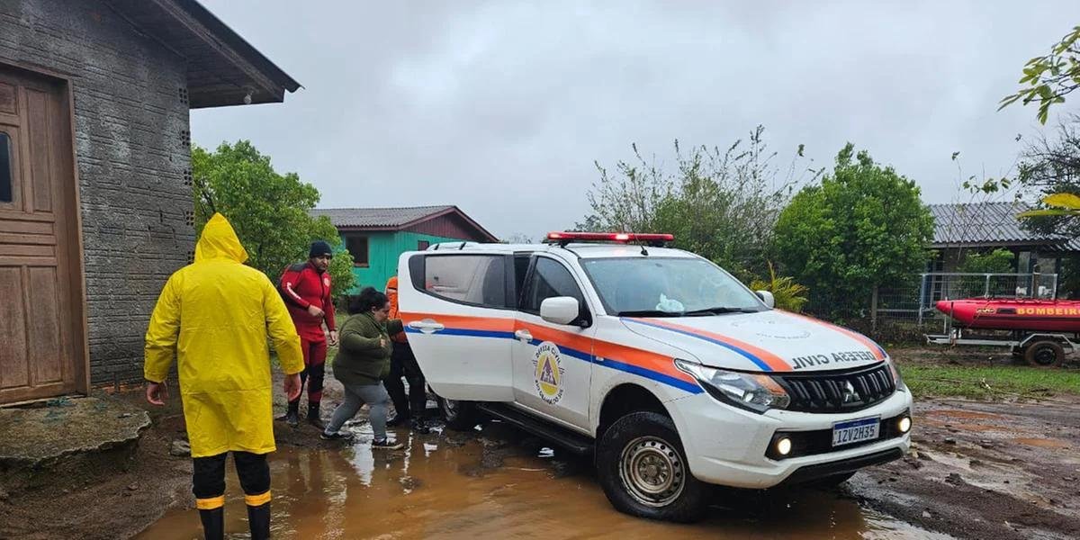 Defesa Civil do RS prestou apoio a fam&iacute;lias do Litoral Norte, ap&oacute;s a passagem do ciclone em 15 de junho.