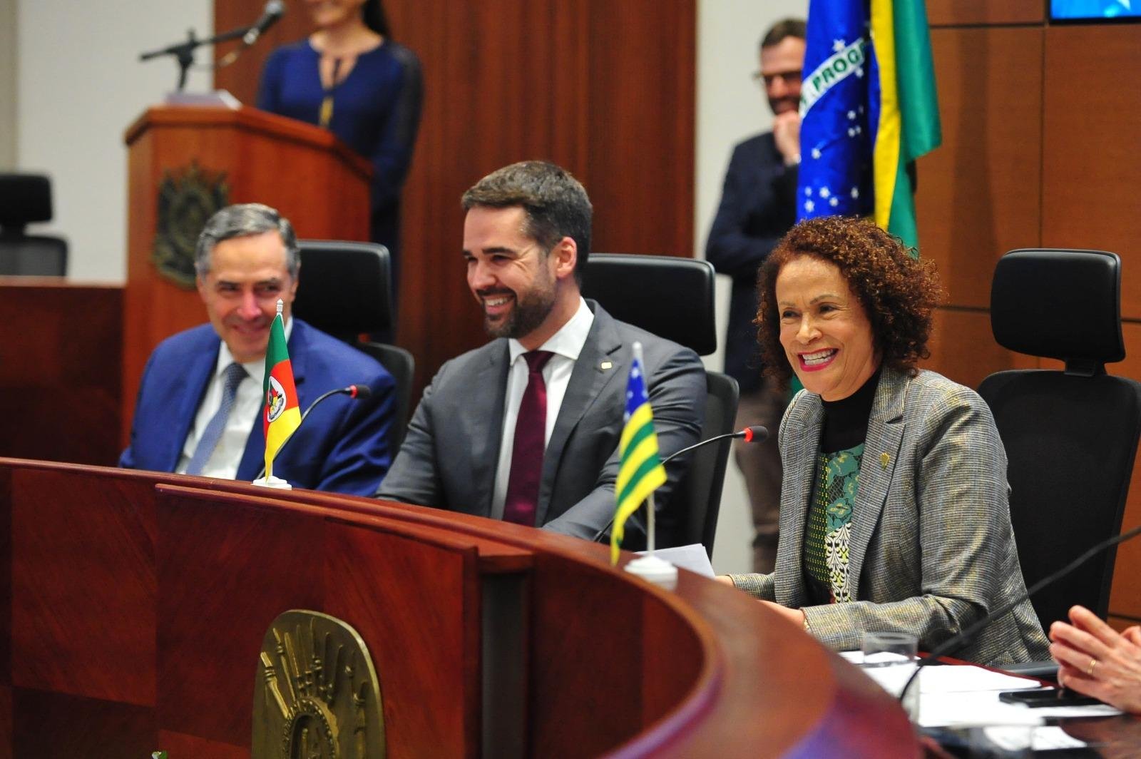 A presidente do TJRS, &Iacute;ris Helena Medeiros Nogueira, anfitri&atilde; do evento, afirmou que o encontro foi planejado para ser efetivamente produtivo, promovendo o estreitamento de la&ccedil;os entre os tribunais de Justi&ccedil;a. Ao seu lado, o governador Eduardo Leite ressaltou o relacionamento harmonioso entre os &oacute;rg&atilde;os do Estado. O Ministro Lu&iacute;s Roberto Barroso (E) destacou a independ&ecirc;ncia dos ju&iacute;zes brasileiros como uma das principais caracter&iacute;sticas do judici&aacute;rio.