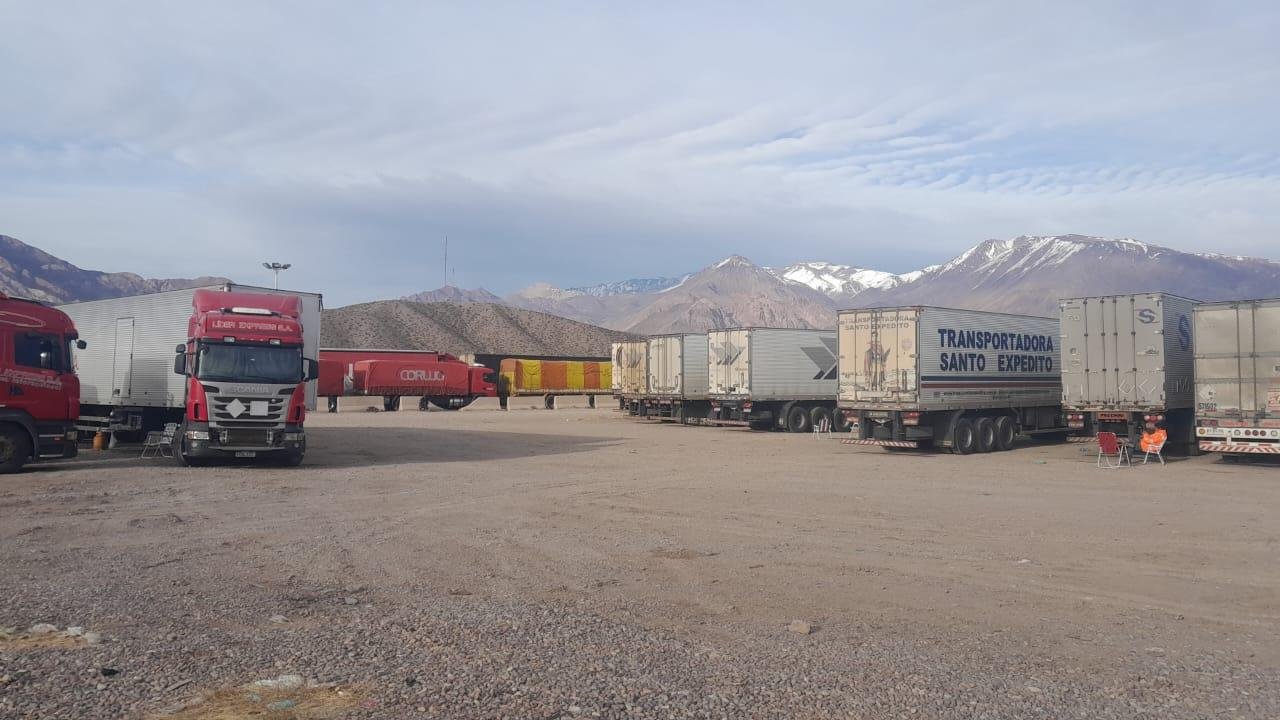 Aduana de Uspallata, na prov&iacute;ncia de Mendonza, na Argentina, abriga cerca de 600 caminh&otilde;es