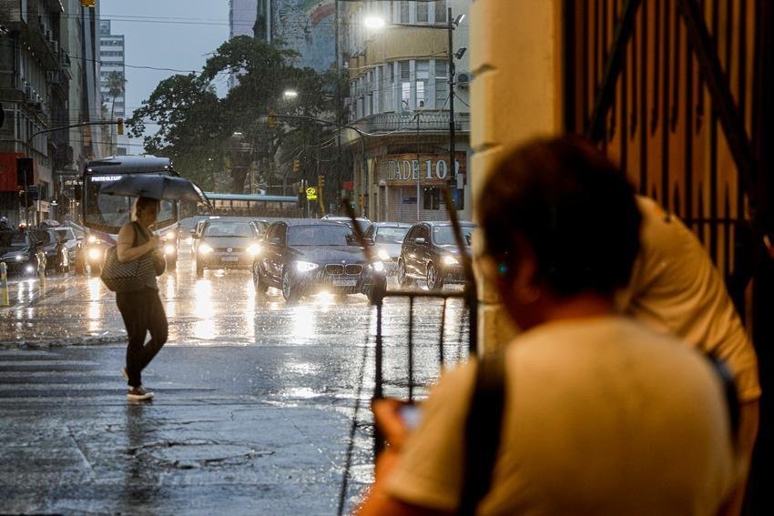 Capital deve ter chuva mais intensa entre noite de sexta e manh&atilde; de s&aacute;bado